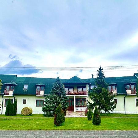 Eden Panzio Aparthotel Buk Bagian luar foto