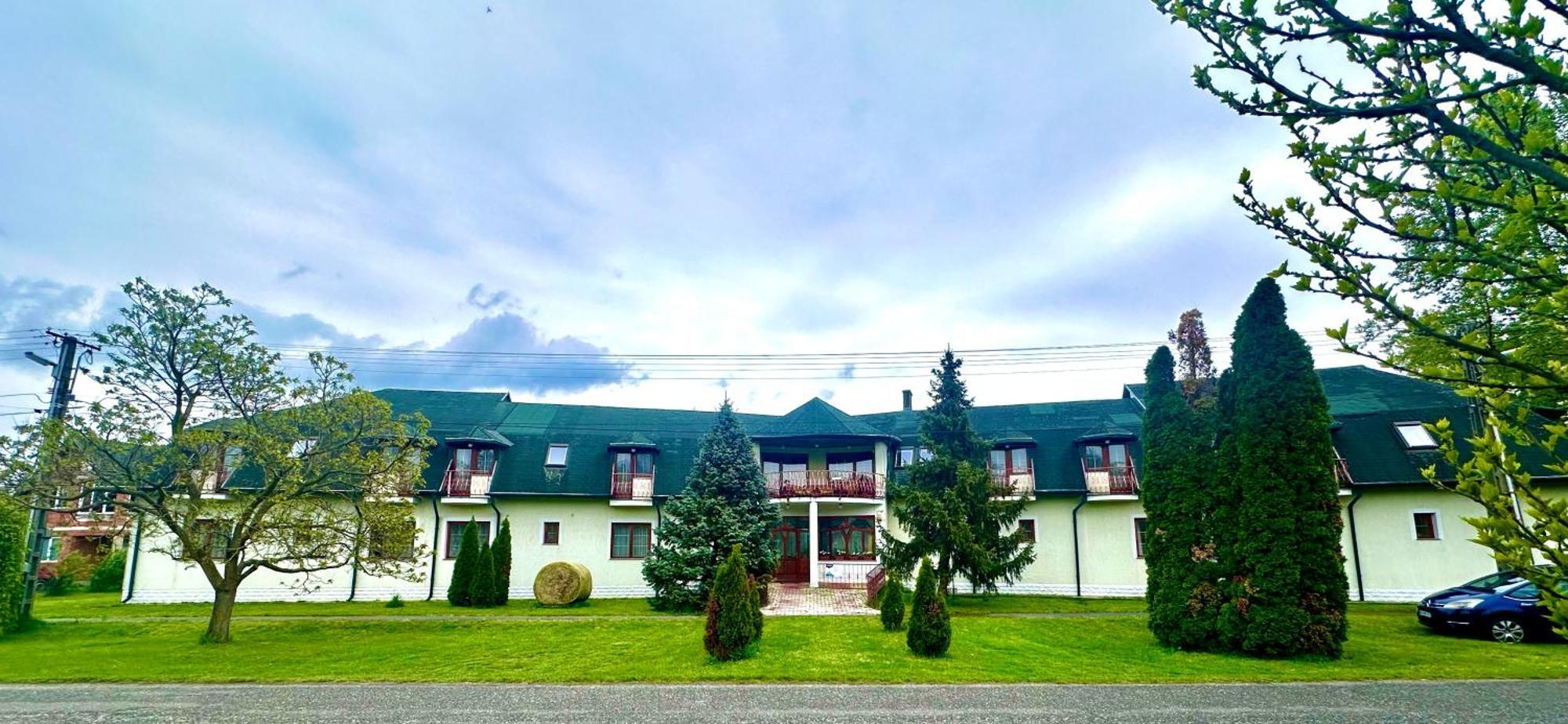 Eden Panzio Aparthotel Buk Bagian luar foto