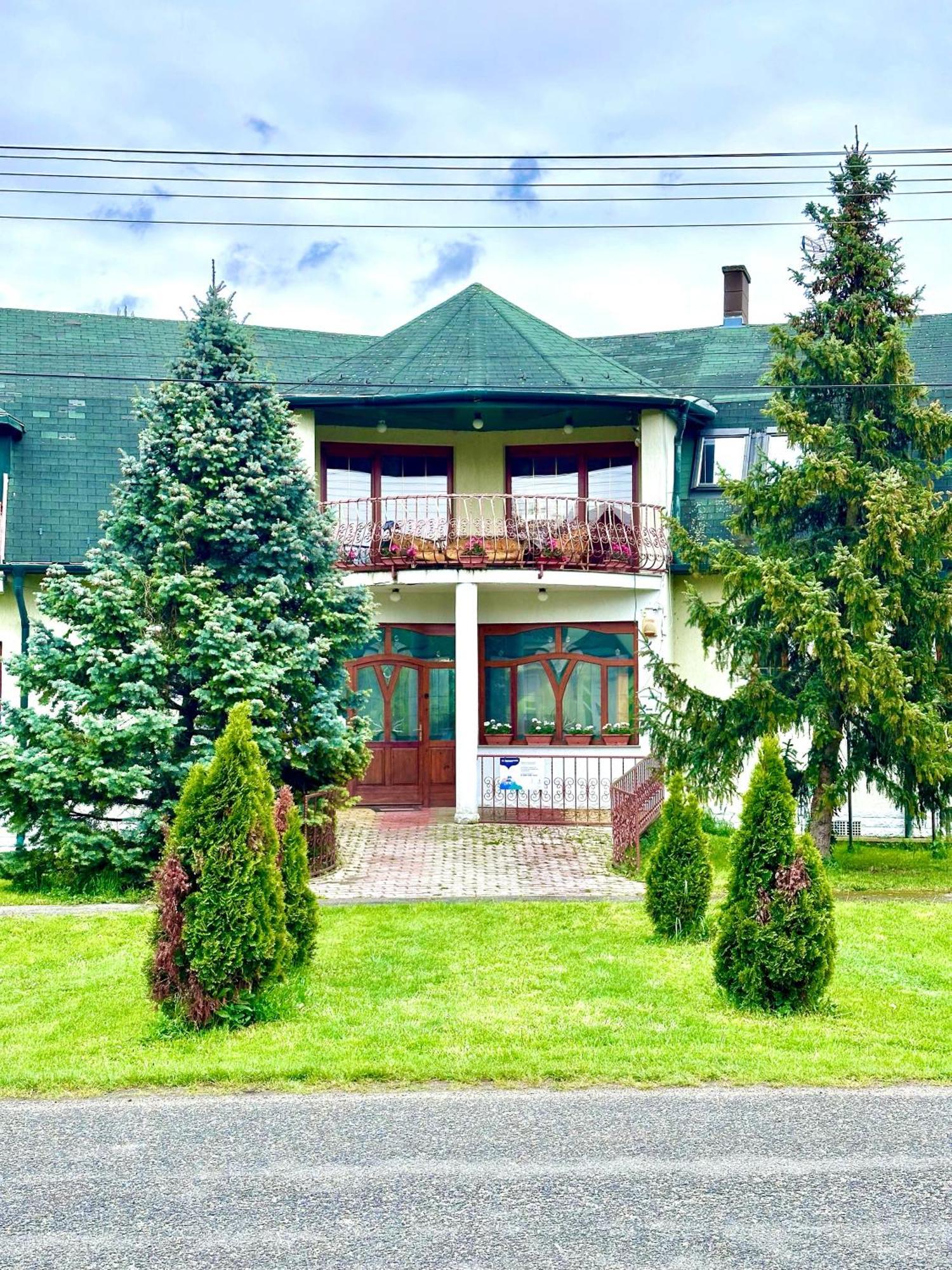 Eden Panzio Aparthotel Buk Bagian luar foto