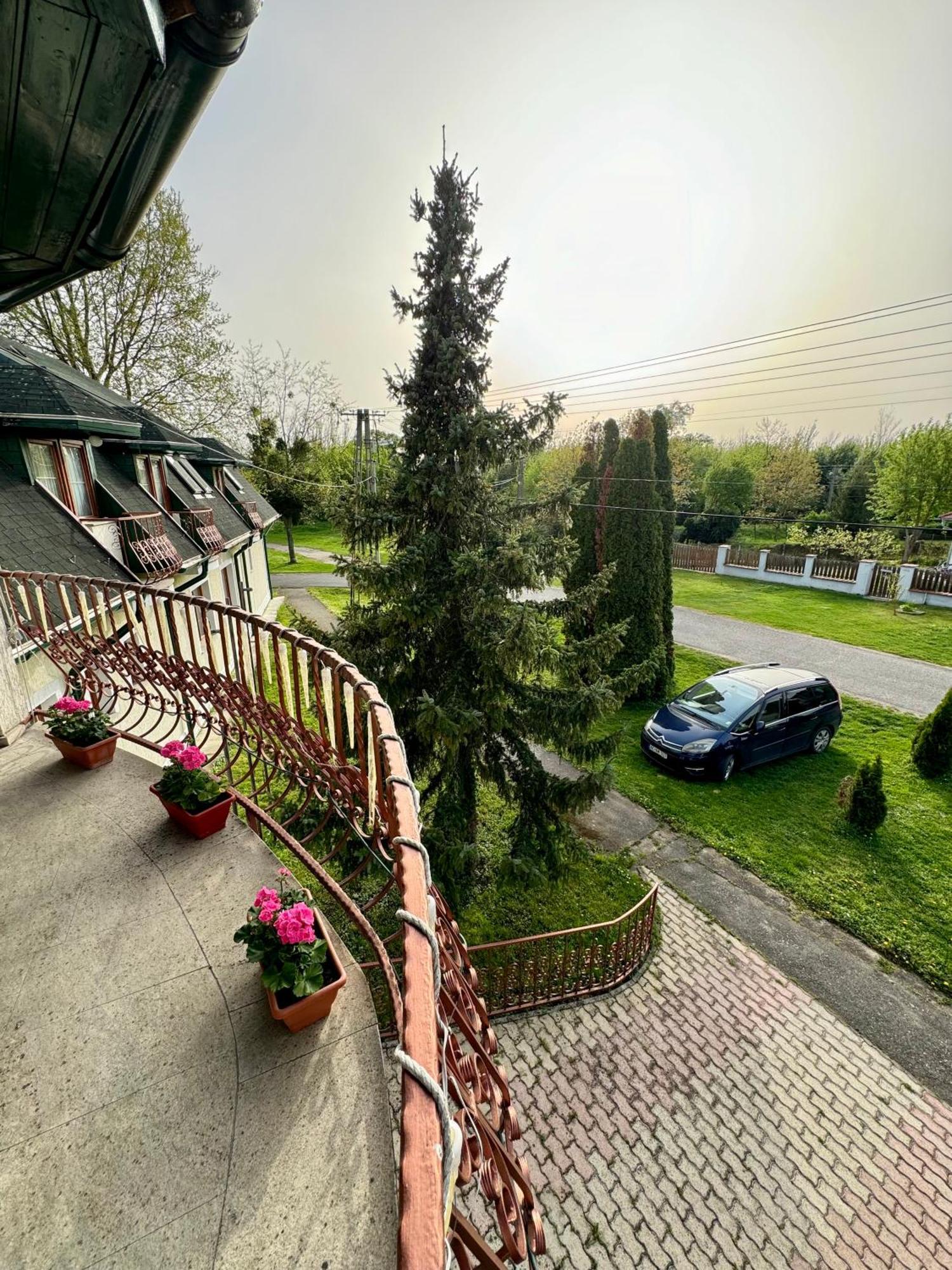 Eden Panzio Aparthotel Buk Bagian luar foto