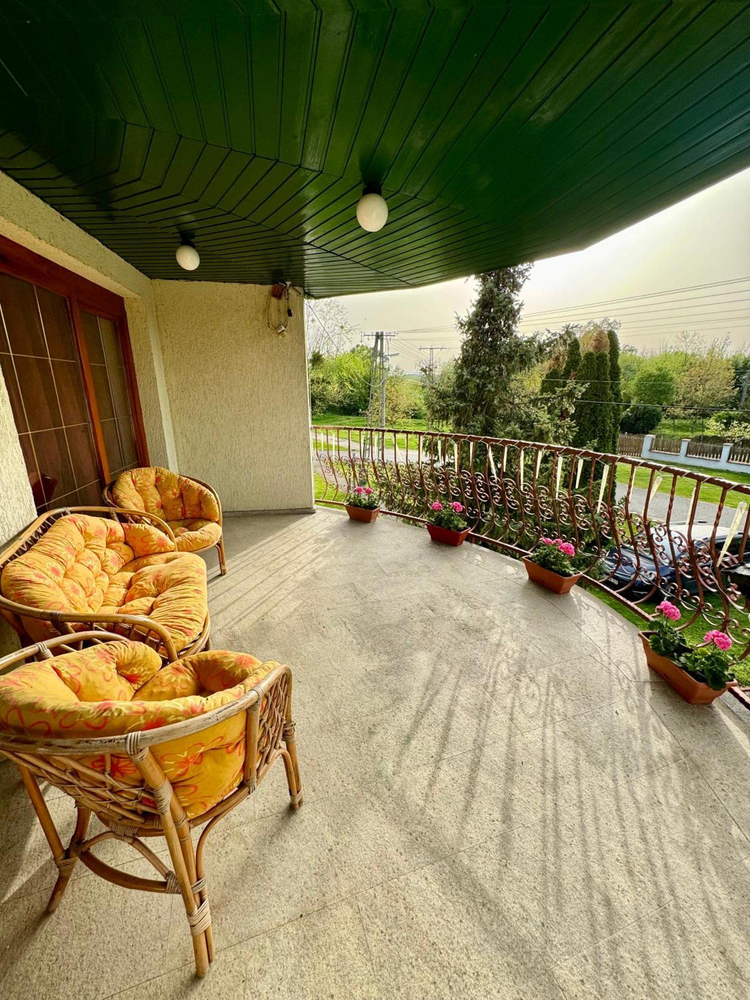 Eden Panzio Aparthotel Buk Bagian luar foto