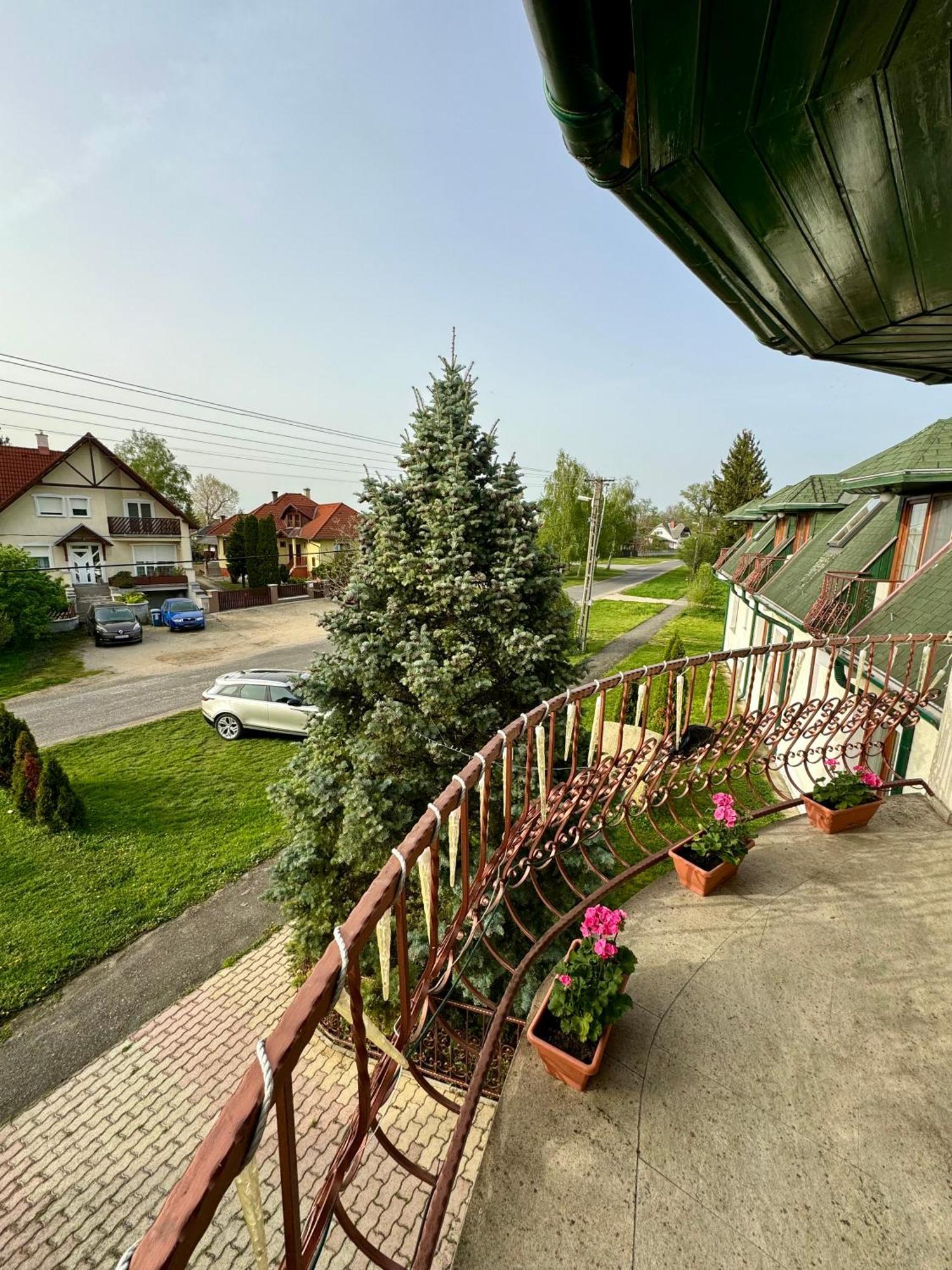 Eden Panzio Aparthotel Buk Bagian luar foto