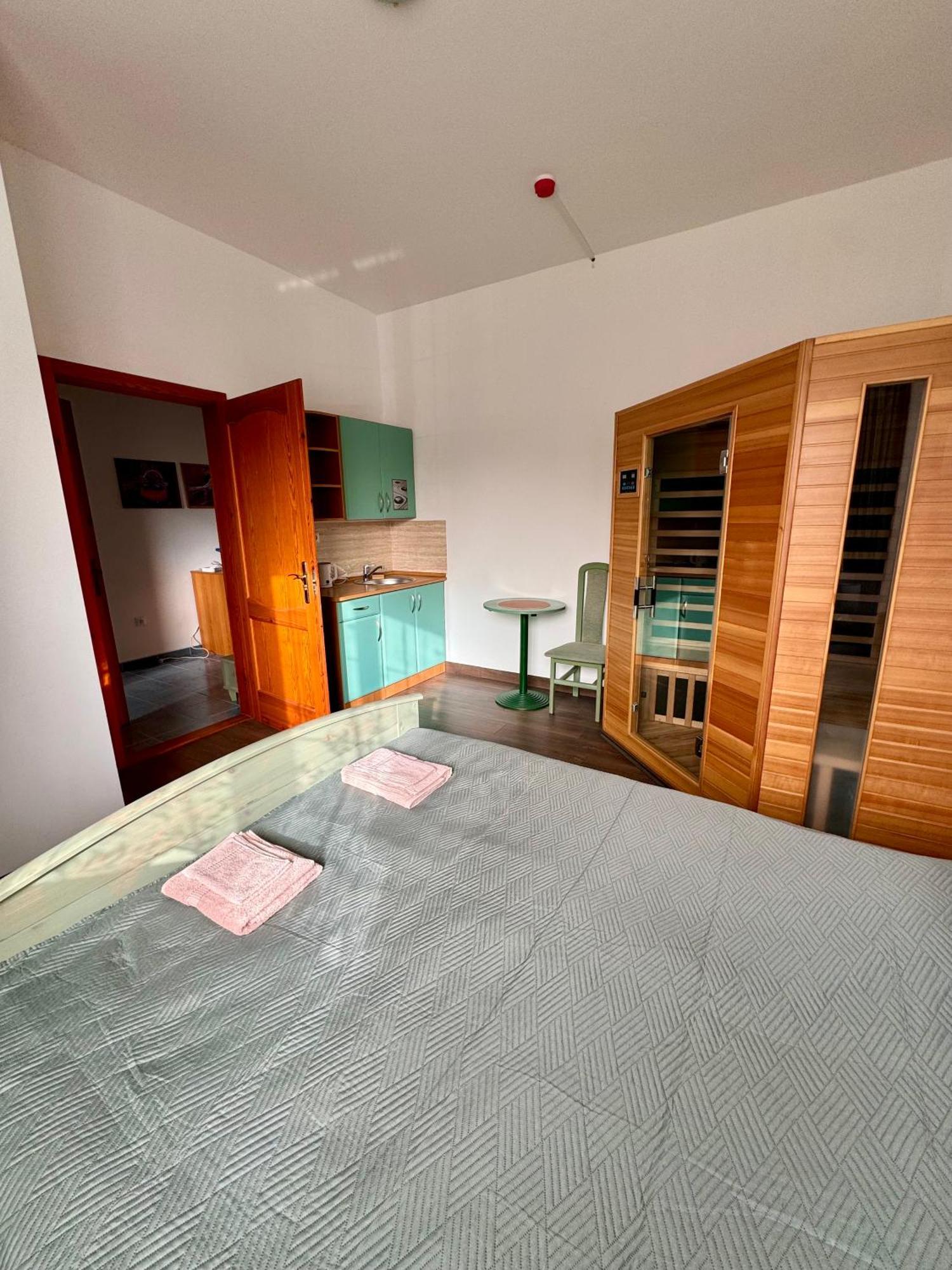 Eden Panzio Aparthotel Buk Bagian luar foto