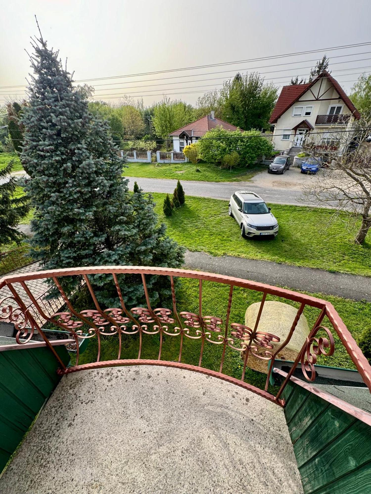 Eden Panzio Aparthotel Buk Bagian luar foto