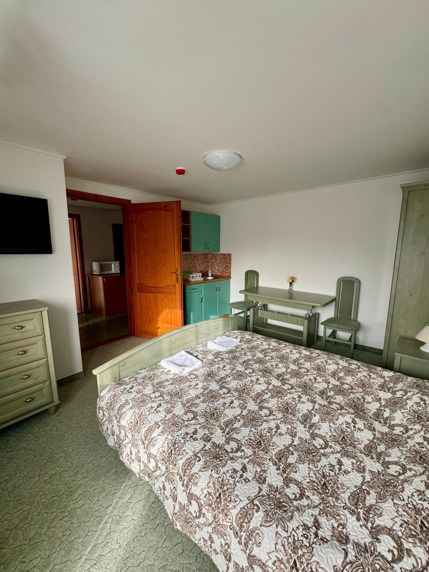 Eden Panzio Aparthotel Buk Bagian luar foto