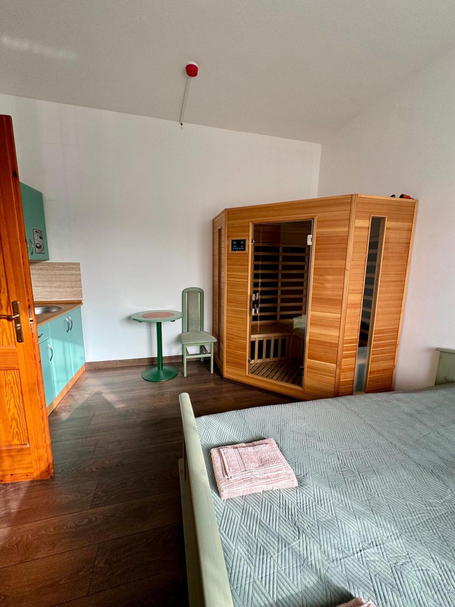 Eden Panzio Aparthotel Buk Bagian luar foto