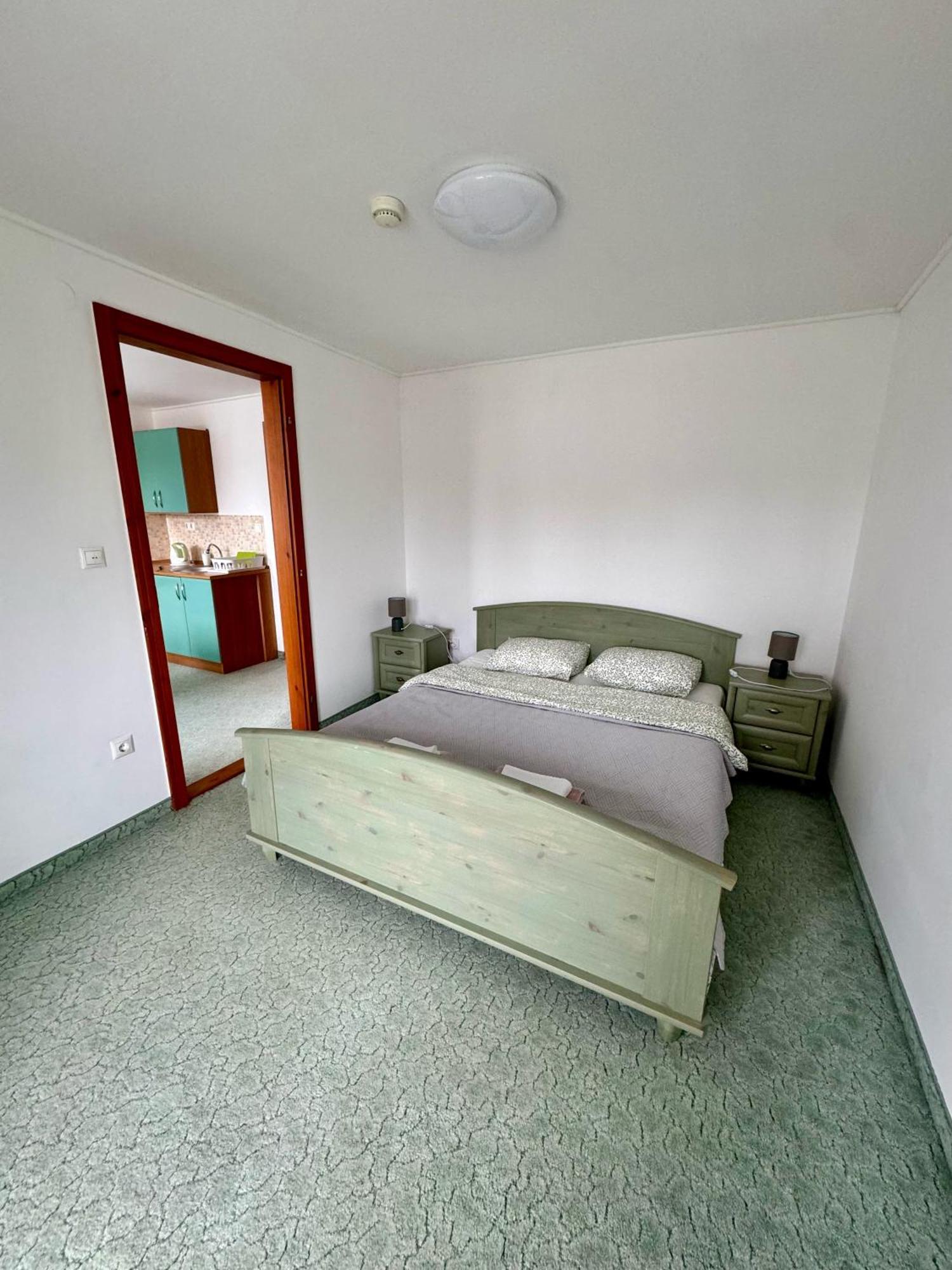 Eden Panzio Aparthotel Buk Bagian luar foto