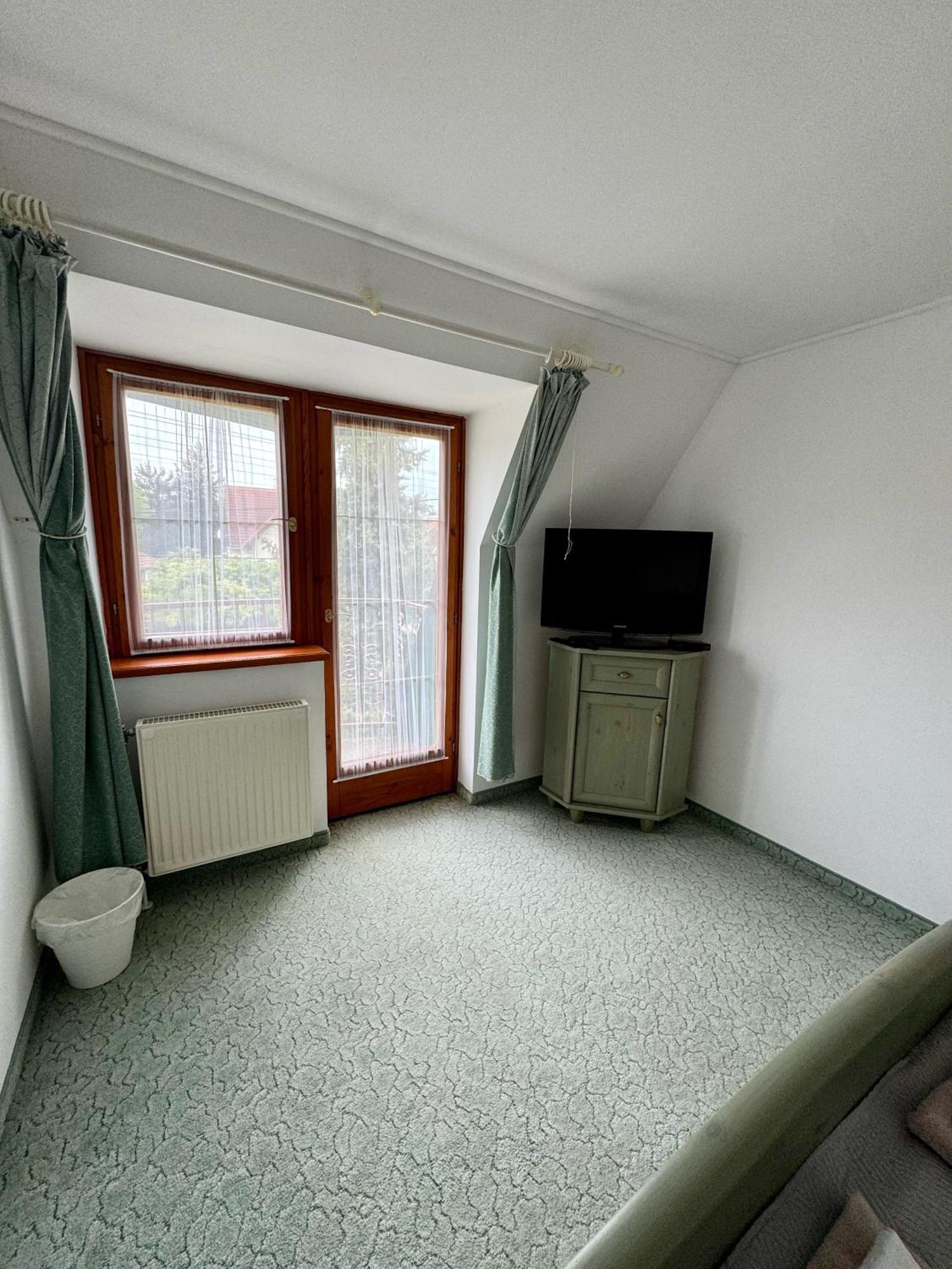 Eden Panzio Aparthotel Buk Bagian luar foto