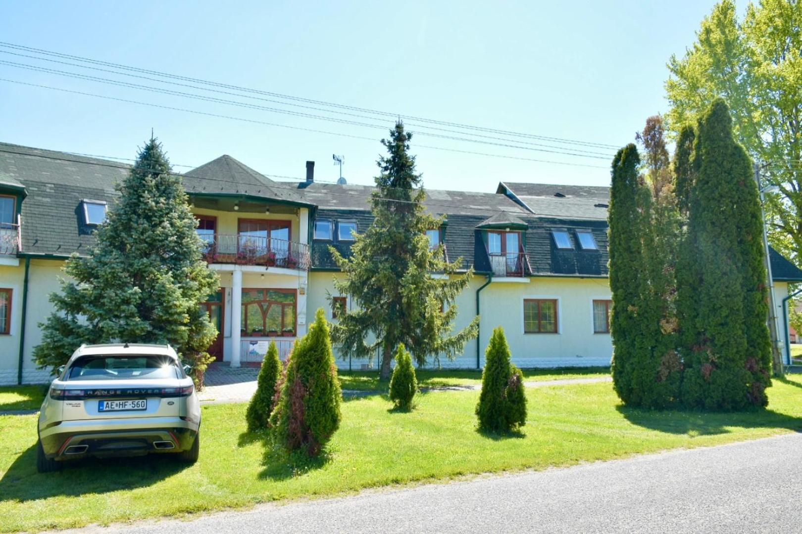 Eden Panzio Aparthotel Buk Bagian luar foto