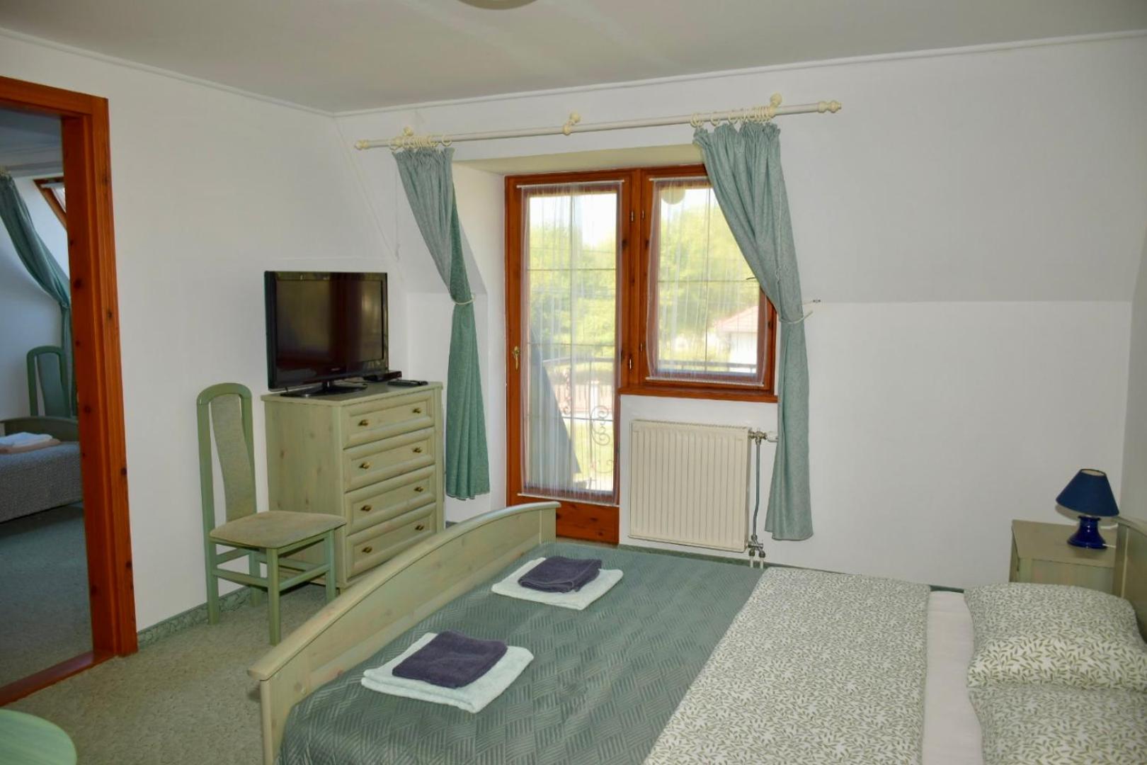Eden Panzio Aparthotel Buk Bagian luar foto