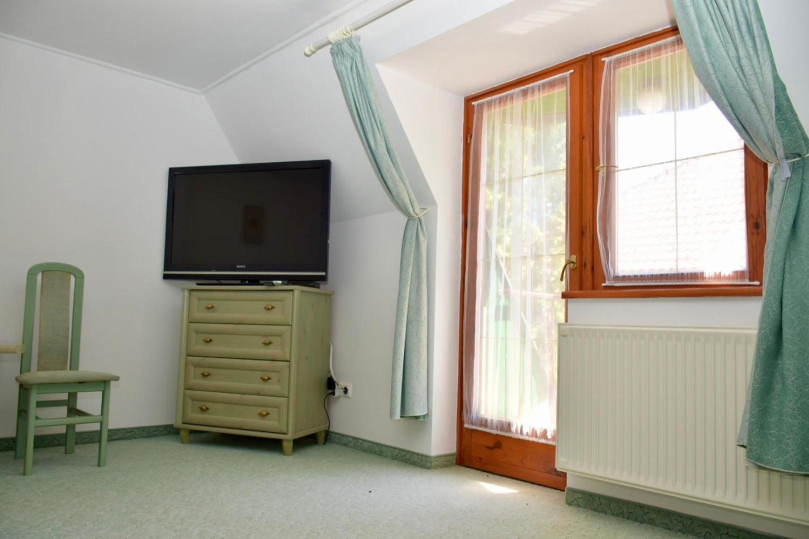 Eden Panzio Aparthotel Buk Bagian luar foto