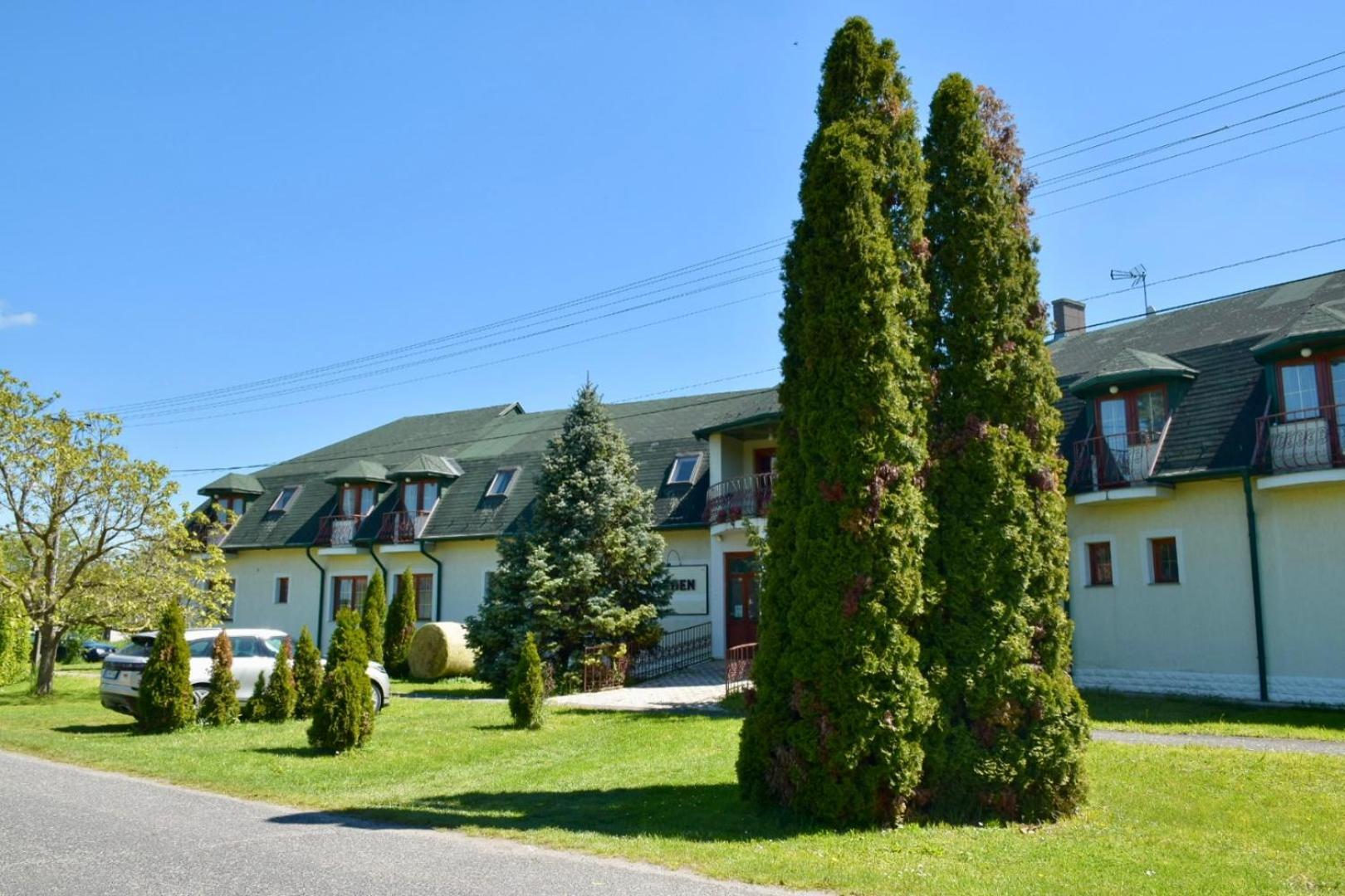 Eden Panzio Aparthotel Buk Bagian luar foto
