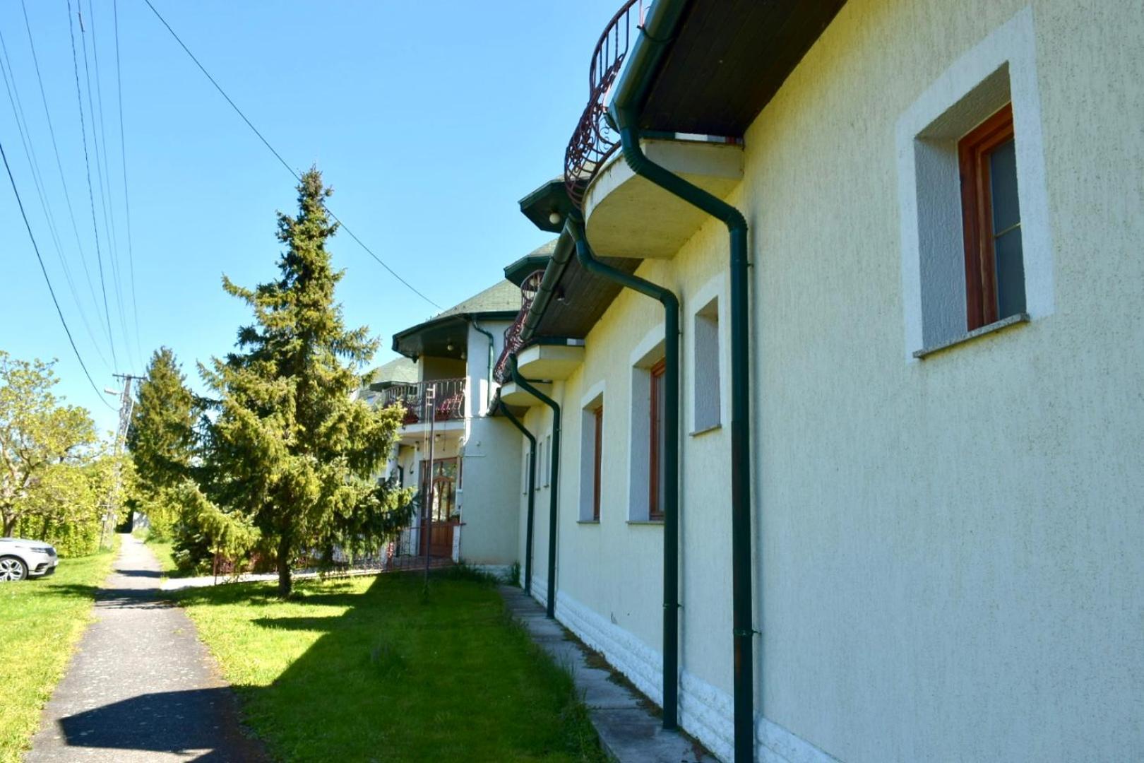 Eden Panzio Aparthotel Buk Bagian luar foto