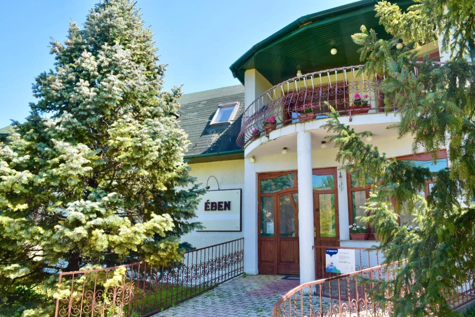 Eden Panzio Aparthotel Buk Bagian luar foto